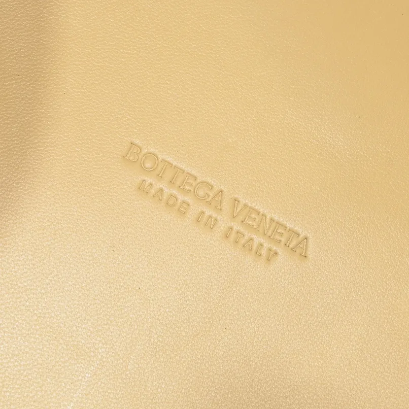 Batch 2600 BottegaVeneta What can be packed in the new bowling bag? Have you got the new bowling bag? Super large capacity ~ The key is low-key, simple and casual style ~ the fashion sense is not reduced at all. It combines BV's classic woven elements and can also be used for computers. The length of the shoulder straps can be adjusted. It is suitable for tall girls to carry. Boys also have a sunny back☀️ Style number: 7466# Size: 28*21*16